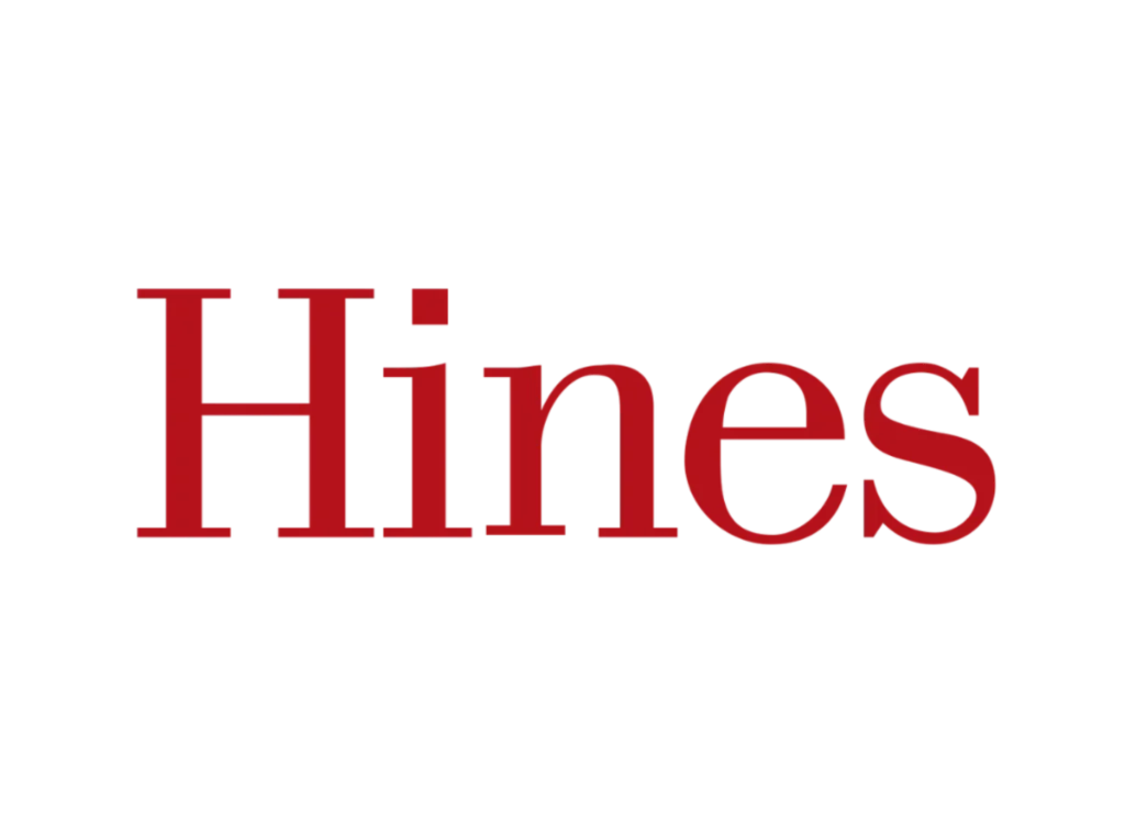Hines Ejendomsservice logo foran en bygning, symboliserer professionel ejendomsservice.