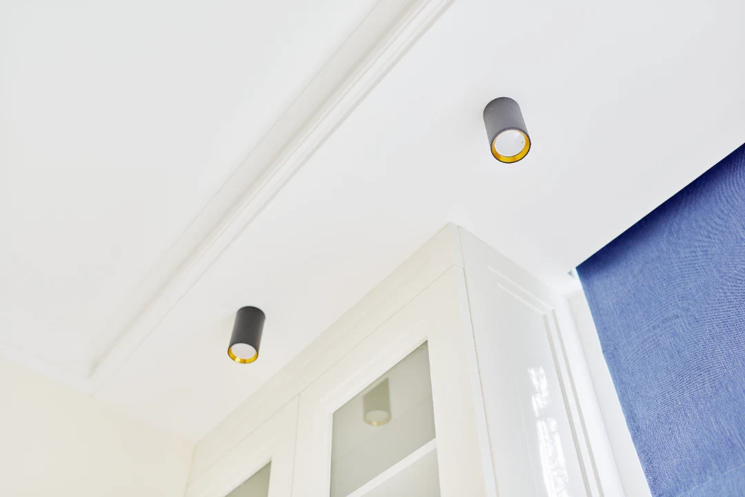 Høje loftslamper i moderne hjem, der giver godt lys og stilfuldt design. Perfekt til stuen eller køk.